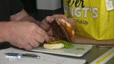 Sternekoch testet die beliebtesten Cheeseburger
